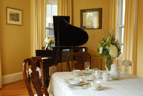 The Spring Seasons Inn Newport Eksteriør bilde